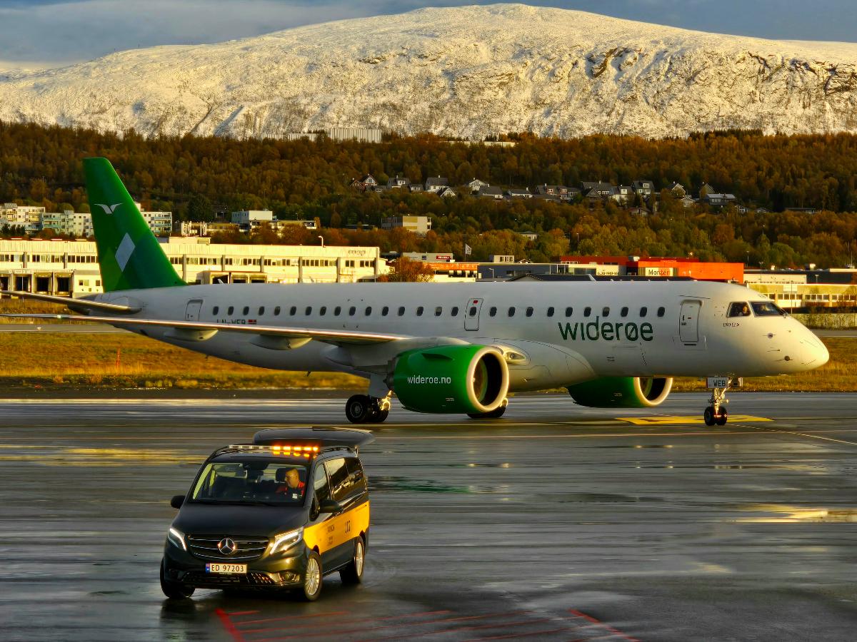 Wide&oslash;e fly i sol p&aring; flyplassen i Troms&oslash;